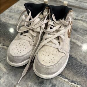 Jordan 1 Mid SE - Little Boy size 2